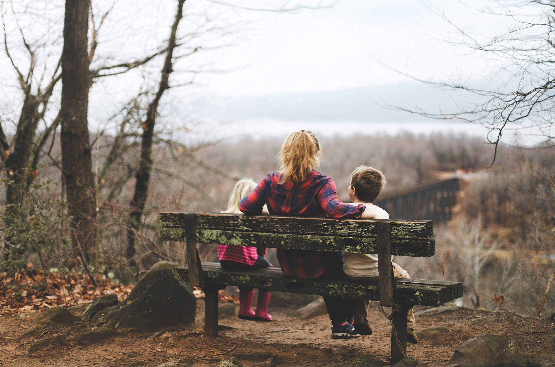 Vejbyhem, mamma med två barn sitter på en bänk